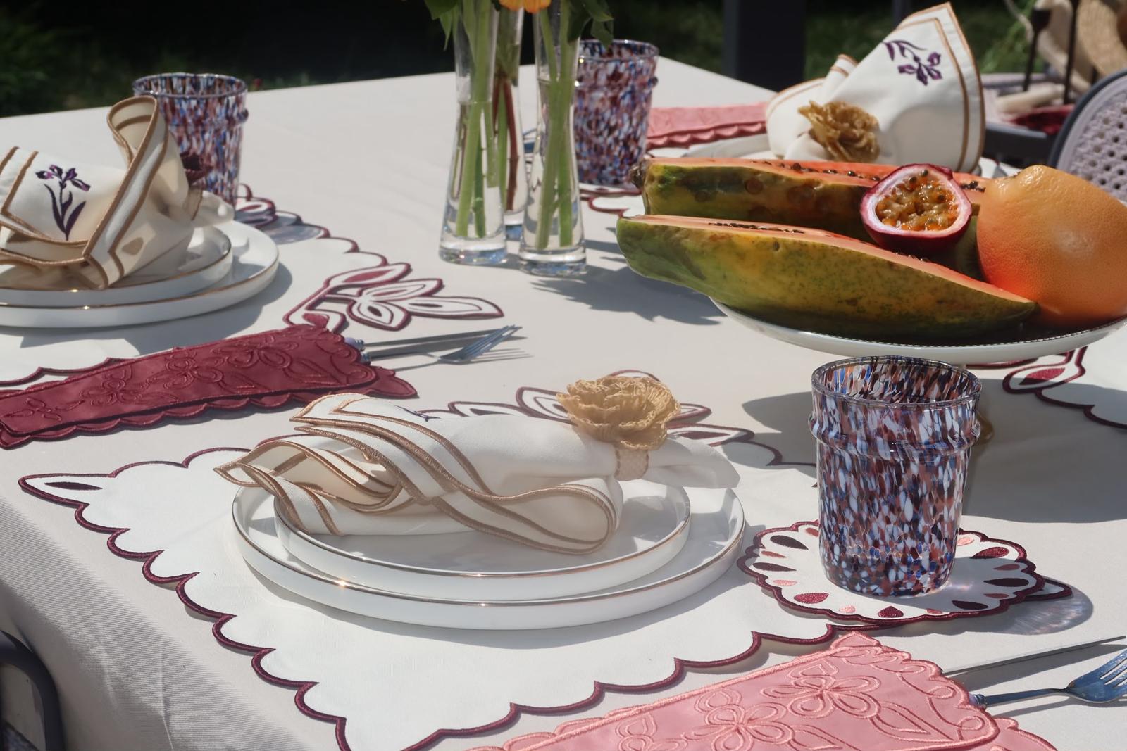 L'art de la table — dressage, lin brodé et verres soufflés